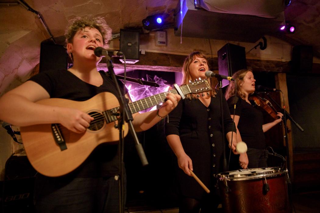 Pottok on the Sofa lors du barathon du festival Émergences © Rémi Angeli – au Winchester