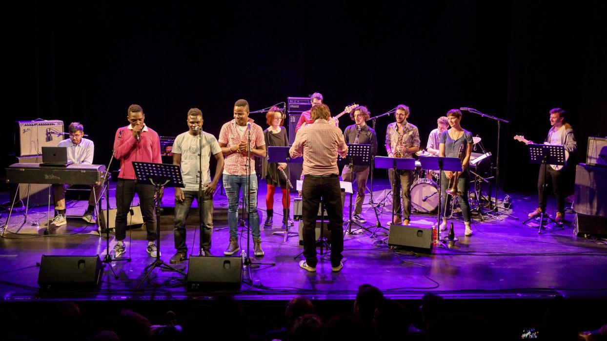 sortie de résidence avec Ultra Light Blazer (porté par Jonas Muel) - Projet réunissant les jeunes mineurs migrants de l’AMMI Val d’Amboise & plusieurs élèves de Jazz à Tours.  © Rémi Angeli – à Petit faucheux.