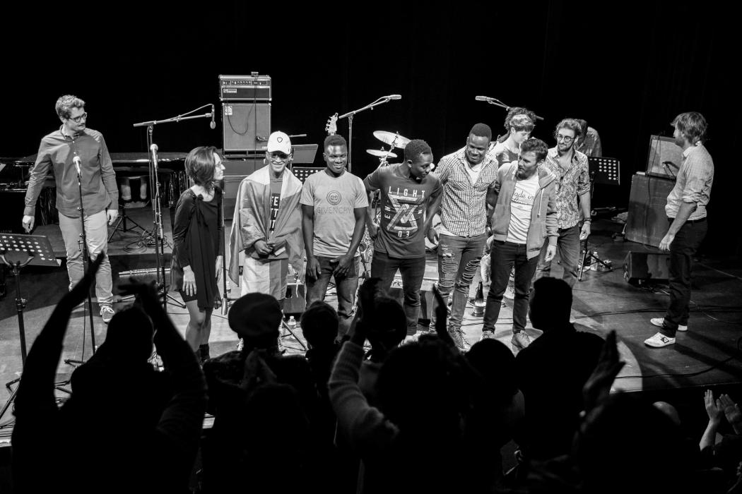 sortie de résidence avec Ultra Light Blazer (porté par Jonas Muel) - Projet réunissant les jeunes mineurs migrants de l’AMMI Val d’Amboise & plusieurs élèves de Jazz à Tours.  © Rémi Angeli – à Petit faucheux.